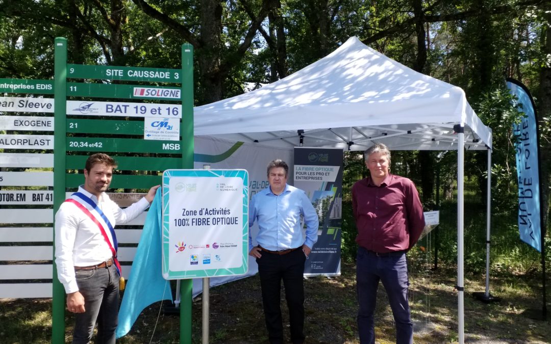 Les premiers panneaux “Zone d’activités 100% FIBRE OPTIQUE” du réseau de Val de Loire Numérique ont été posés aux entrées de la Zone des Cousseaux et du Technoparc de Salbris