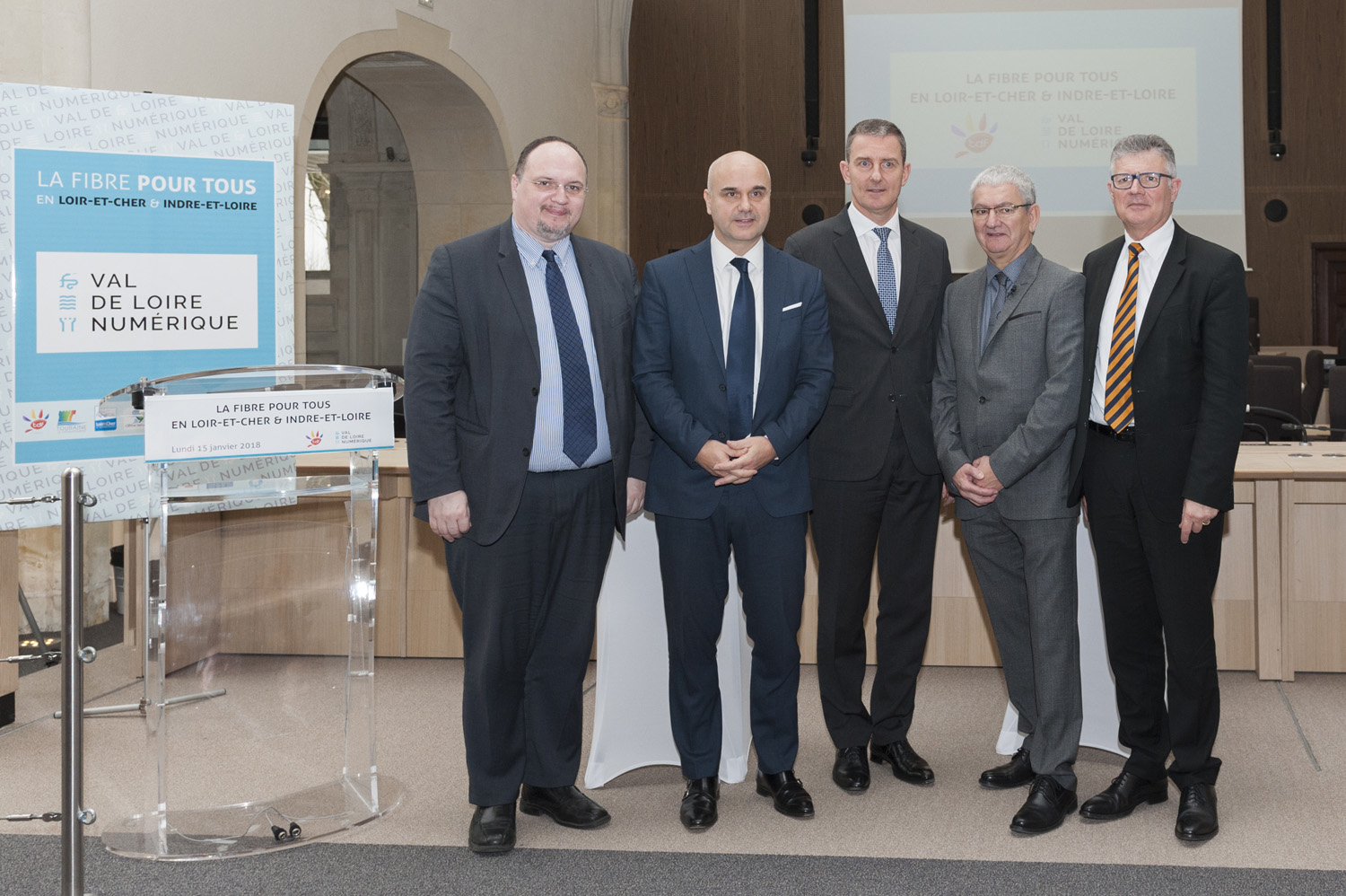 Pierre Commandeur, conseiller régional, vice-Président du SMO Val de Loire Numérique, Nicolas Perruchot, président du Conseil départemental de Loir-et-Cher, Olivier Huart, PDG de TDF, Bernard Pillefer, président du SMO Val de Loire Numérique, Jean-Gérard Paumier, président du Conseil départemental d’Indre-et-Loire.